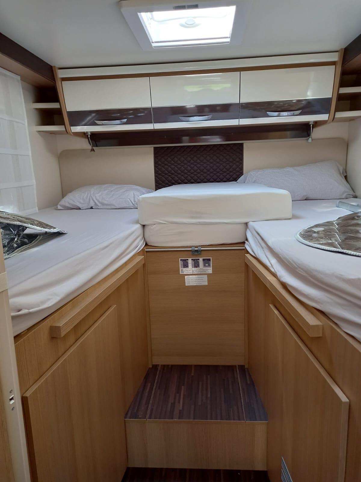 Interior de camper con muebles de madera