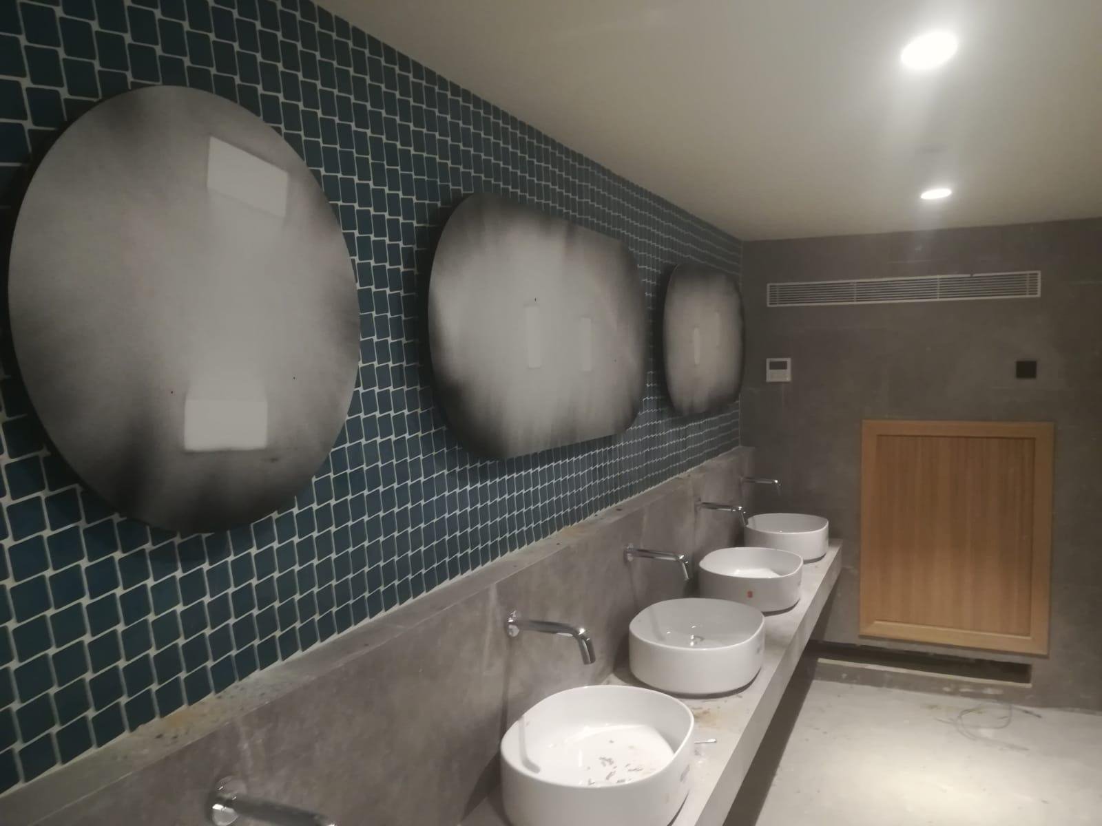 Baño con lavabos y espejos