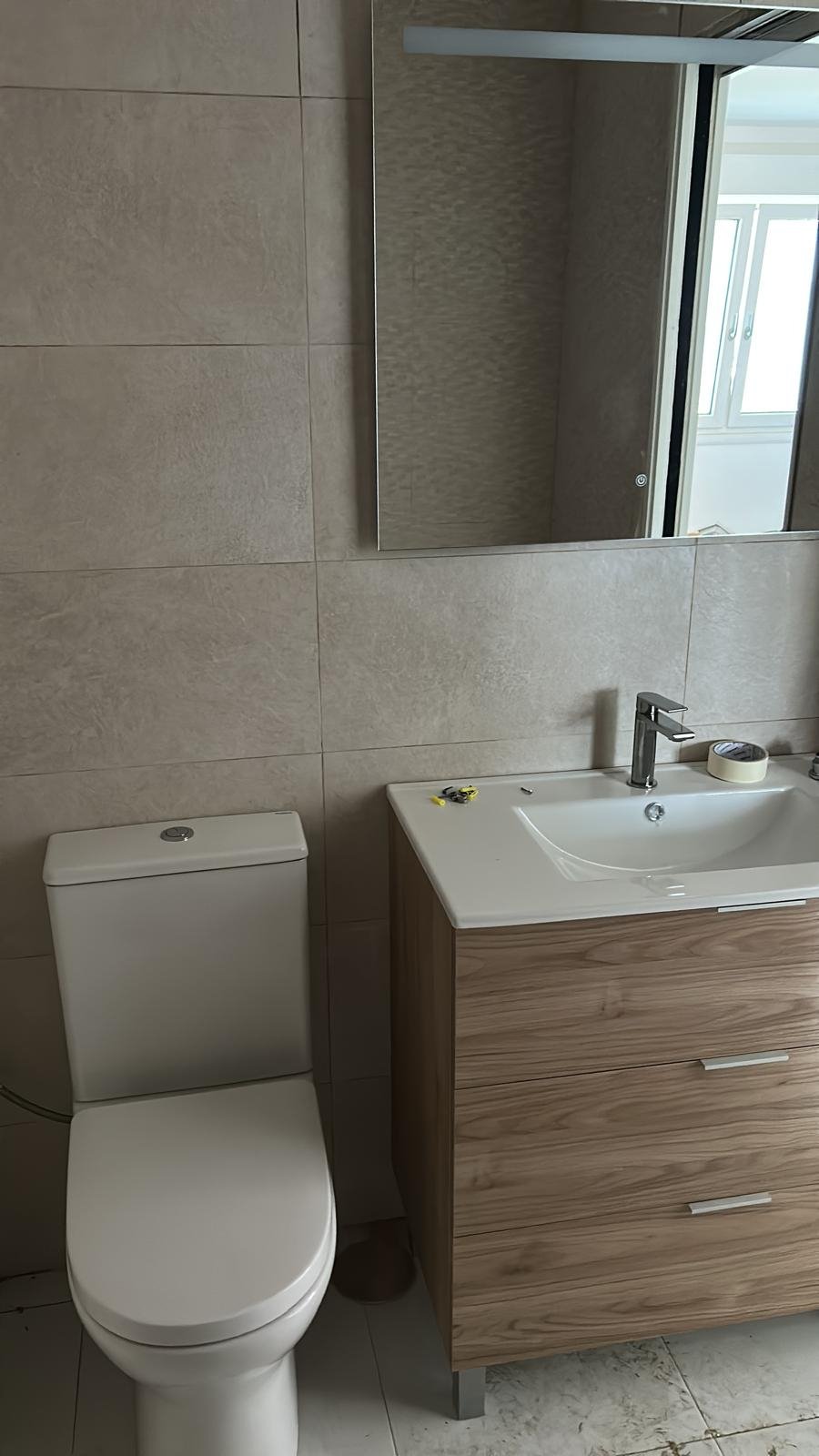 Baño con mueble de madera