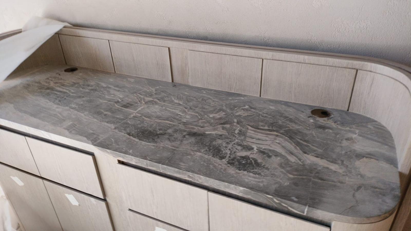 Encimera de mármol sobre madera